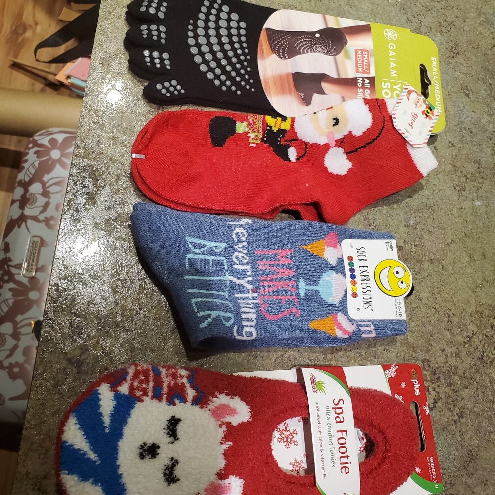 4 pairs of socks